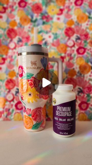 Aleene’s Original Glues on Instagram: "Stay hydrated this summer with a custom tumbler cup! 🌸🌼🌺 This easy tutorial from @laurenquigleycreations will show you how to personalize your favorite tumbler with Aleene’s Premium Decoupage Gloss. #stanleycup #stanley #decoupageart #decoupage" Vinyl On Stanley Cup, Diy Personalized Tumblers, Resin Cups Ideas, Diy Stanley Cup, Epoxy Cups Ideas, Decopatch Ideas, Diy Mugs, Metal Tumblers, Custom Tumbler Cups