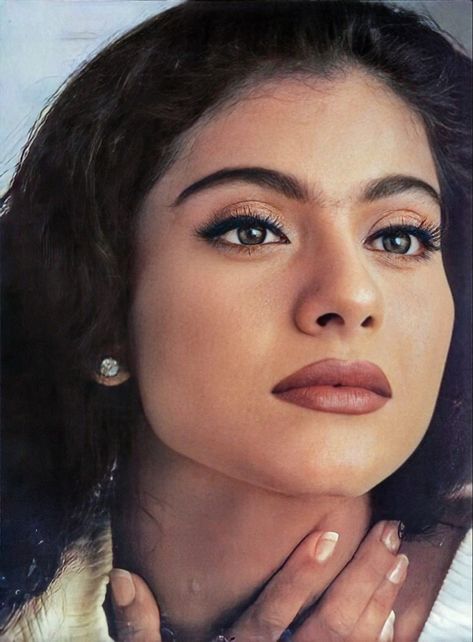 Indian 2000s Makeup, Kajol Makeup Looks, 90s Indian Makeup, Bollywood 90s Makeup, Kajol Makeup, 90s Bollywood Makeup, Kajol Aesthetic, 70s Eye Makeup, Moms Makeup