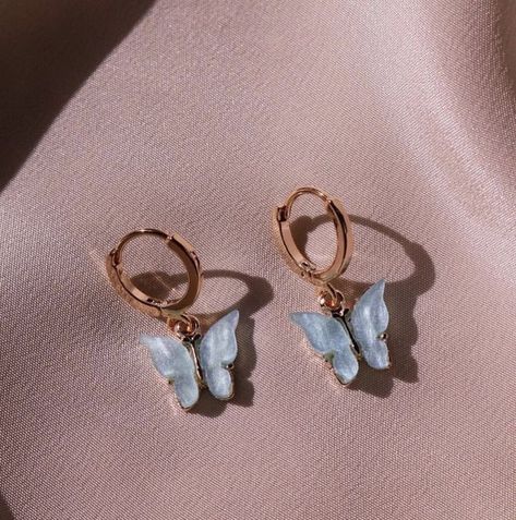 Butterfly Earrings, Jewelry Inspo, Tragus, Style Blog, Piercing Jewelry, Cute Jewelry, Ear Piercings, Balenciaga, Piercings