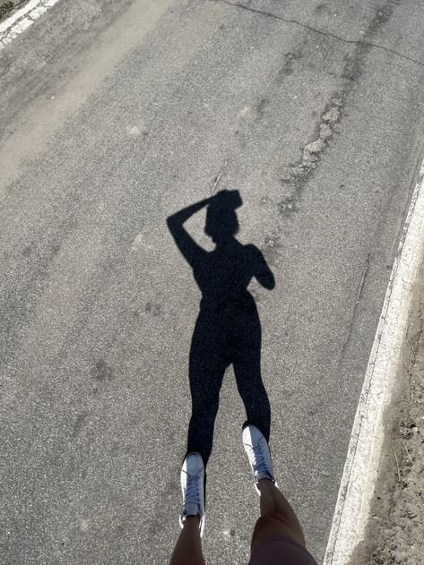 shoot Post Marathon Pictures, Running Photos Aesthetic, Running Esthetics, Run Aesthetic Girl, Dark Running Aesthetic, Running Selfie Ideas, Jogging Aesthetic Photography, Jogging Pictures, Running Astethic Pictures