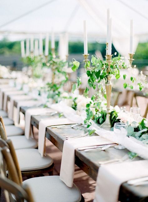 Draped Napkins If you aren’t planning to have plates at each guest’s place setting (often the case when you have a dinner buffet, since guests will pick up their dinner plate at the food station), then you’ll need to come up with another way to mark each guest’s spot. This is a simple solution: Drape each guest’s napkin off the edge of the table—this will help demarcate each place setting while adding a pretty pop of color to the overall tablescape. Reception Table Place Settings, Ways To Fold Napkins, Wedding Napkin Folding, Wedding Food Table, Table Presentation, Wedding Guest Table, Wedding Reception Dinner, Patterned Napkins, Library Wedding