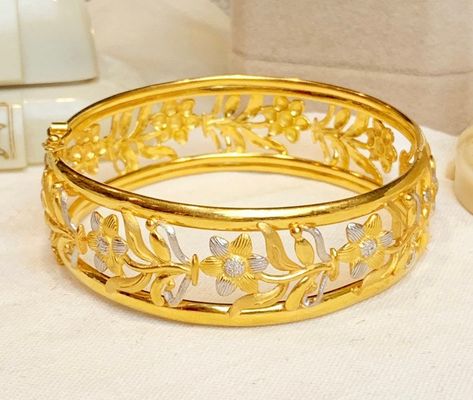 Excited to share this item from my #etsy shop: Handmade Solid 22k Yellow & White Gold Filigree Floral Round Hinged Bangle Bracelet 916 22k gold daisy flower bangle bracelet 32.3 grams 22k Gold Bangles, Sky Gif, Gold Jewellry, Jewelry Set Design, The Bangles, Bracelets Design, Bangles Design, Gold Beauty, Gold Bangles Design