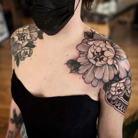 Shoulder Cap Tattoo Stencil, Shoulder Tattoos Black Women, Floral Shoulder Cap Tattoo, Shoulder Cap Tattoos For Women, Lotus Tattoo Shoulder, Tattoos Black Women, Cute Shoulder Tattoos, Feminine Shoulder Tattoos, Cap Tattoo