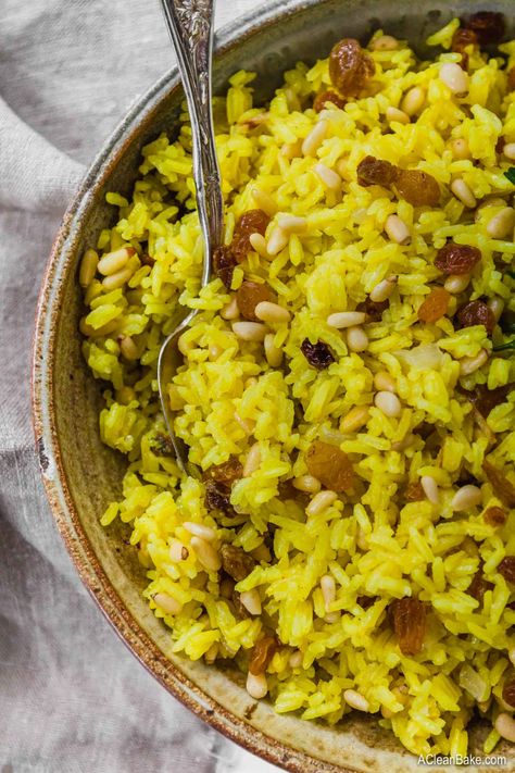 Turmeric Rice with Golden Raisins in a bowl Rice Receipes, Rice In Microwave, Pescatarian Dishes, Reheat Rice, Rice In Rice Cooker, Eastern Recipe, How To Reheat Rice, Rice Meals, Dairy Foods