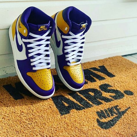 These are custom air Jordan's purple x Yellow La Lakers Lakers Outfit Men, Aesthetic Jordans, Yellow Jordans, Lakers Shoes, Lakers Outfit, Mens Fashion Nike, Kasut Nike, Zapatillas Nike Jordan, Buty Jordan