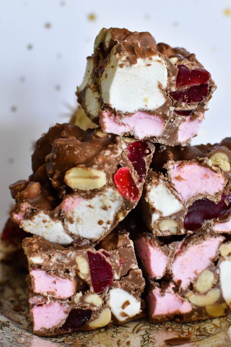 Best Rocky Road Recipe, Gluten Free Rocky Road, Marshmallow Fruit Dip, Dessert Marshmallow, Easy Rocky Road Recipe, Marshmallow Ideas, Marshmallow Dessert, Fudge Christmas, Australian Recipes