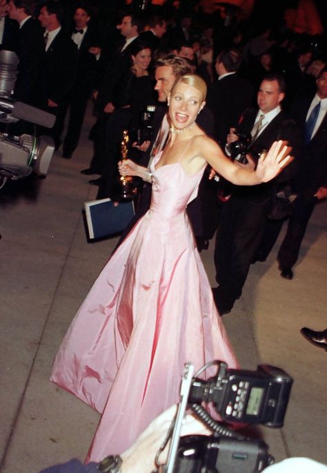 Hollywood Aesthetic Dress, The Oscars Aesthetic, Oscars Aesthetic, Movie Premiere Dress, Actors Life, Actress Life, Hollywood Aesthetic, Famous Lifestyle, Shirley Manson