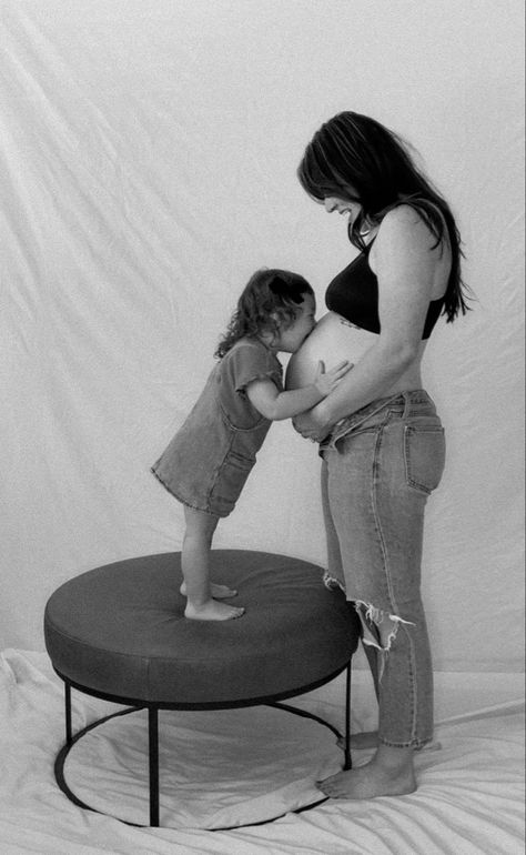 Photos With Iphone, Diy Maternity Photos, Maternity Poses, Future Mom, Maternity Photos, Diy Photo, Baby Photoshoot, Pregnancy Shoot, Maternity Pictures