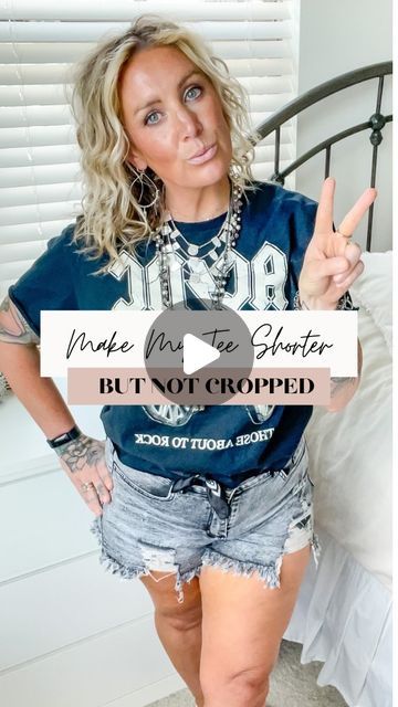 How To Make Long Shirts Look Shorter, How To Fix An Oversized Tee Shirt, Cropped Oversized Tshirt, Cut Tshirt Diy, Tee Shirts Diy, Band Tee Outfits, Shirts Diy, Long Tee Shirts, Band Tee Shirts