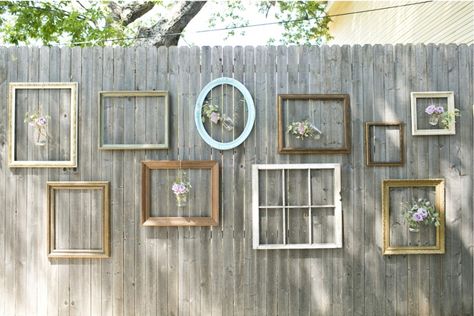 Flowers in frames Wedding Landscaping, Diy Picture Frames Crafts, Landscaping Fence, Backyard Fence Decor, Garden Fence Art, Backyard Wedding Ceremony, Diy Backyard Wedding, Succulent Wall Art, Landscaping Inspiration