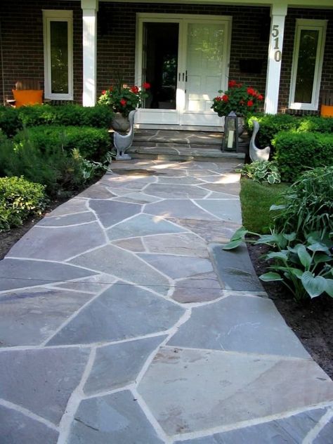 20 Stunning Flagstone Patio Ideas and Designs (With Pictures) 22 Flagstone Patio Design, Style Hacienda, Flagstone Walkway, Mulch Landscaping, Pathway Landscaping, Flagstone Patio, Stone Pathway, Garden Walkway, Front Patio