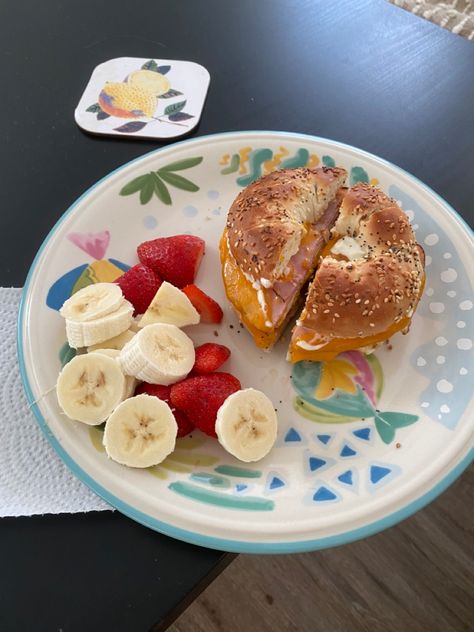 Healthy Breakfast With Bagels, Ham Egg And Cheese Bagel Sandwich, Healthy Bagel Breakfast, Healthy Breakfast Bagel, Bagel Breakfast Ideas, Bagel With Egg, Egg Cream Cheese, Bagel Ideas, Egg And Cheese Bagel