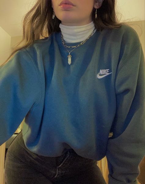 White turtleneck nike blue crewneck with layered silver necklaces. An indie look perhaps Layered Silver Necklaces, White Turtleneck Outfit, Amazon Workout Clothes, Turtleneck Layering, Crewneck Outfit, Looks Hippie, Mode Kylie Jenner, Mode Grunge, Turtleneck Outfit