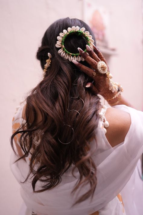 Haldi Hair inspo Shell Hairstyle, Shell Jwellery Haldi, Kaudi Shell Jewellery For Haldi, Floral Shell Jewellery For Haldi, Seashells In Hair Aesthetic, Sea Shell Hair Accessories Braids, My Outfit, Shell Jewelry, Bun Hairstyles