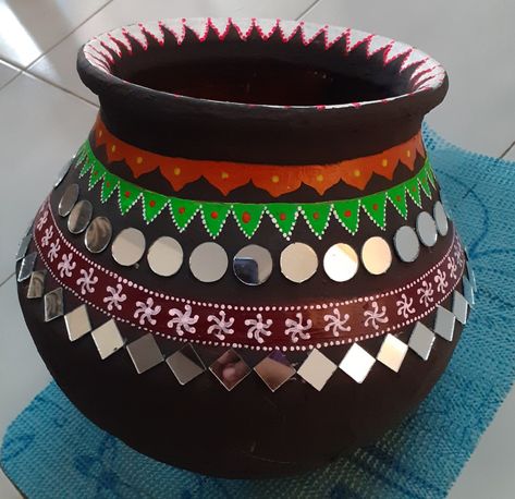 Pot Painting Indian, Pongal Pot Painting Ideas, Mud Pot Decoration Ideas, Lippan Art On Pot, Matka Decoration Pots Wedding, Matka Decoration Pots Painting, Matka Decoration Pots, Wine Bottle Garden Ideas, Pot Decorating Ideas Indian