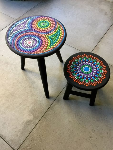 Mosaic Mandala, Painted Stools, Whimsical Painted Furniture, Mandala Rock Art, Mandala Art Lesson, Deco Originale, Wallpaper Ipad, Painted Chairs, Dot Art Painting