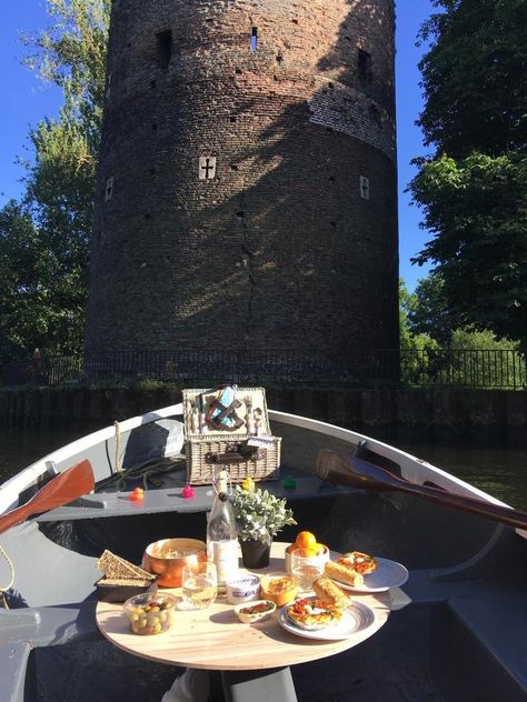 Picnic On A Boat, Boat Dinner, Boat Picnic, Picnic Boat, Japan Vacation, Perfect Picnic, Canal Boat, River Boat, Row Boat