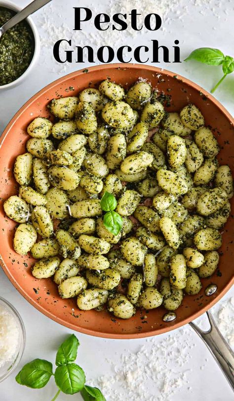 This Pesto Gnocchi recipe is flavorful, filling, and fast. You can prepare this delicious pasta dish in less than 15 minutes. Barilla Pesto, Gnocchi Pesto, Pesto Gnocchi, Pesto Potatoes, Basil Pesto Recipes, Baked Gnocchi, Pasta Al Pesto, Gnocchi Recipe, Basil Recipes