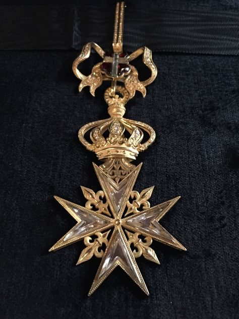 The cross of a contemporary Knight of Magistral Grace of the Sovereign Military Order of St. John of Jerusalem of Rhodes and of Malta (SMOM). Order Of St John, Temple Knights, Soldier Costume, Military Decorations, Award Display, Military Orders, Military Medals, Fantasy Props, Maltese Cross