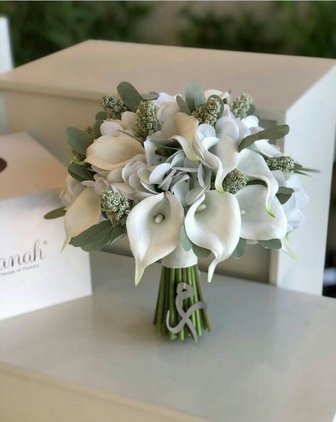 Modest Wedding Bouquet, Calla Flower Wedding, Wedding Bouquets Bride 2023, Classy Bride Bouquet, Bridal Bouquet Designs, Small Cascading Wedding Bouquets, Bride Flower Bouquet Elegant, Bidermajer Wedding Bouquets, Simple Bride Bouquet