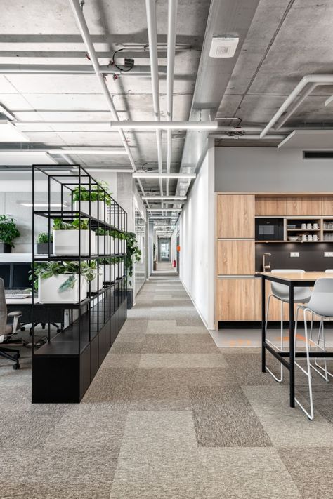 Commercial Office Flooring, Office Space Ideas Business, Biophilic Office, Open Workspace, Concrete Office, Open Office Layout, Open Concept Office, Industrial Office Design, Open Ceiling