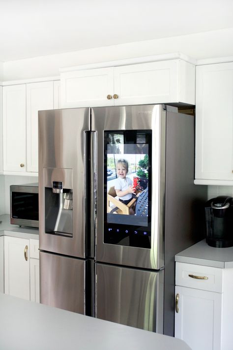 photo slideshow on a fridge Samsung Family Hub Fridge, Samsung Family Hub Refrigerator, Samsung Kitchen Appliances, Samsung Kitchen, Budget Kitchen Makeover, Modern Kitchen Appliances, Samsung Appliances, Family Hub, Kitchen Fridges