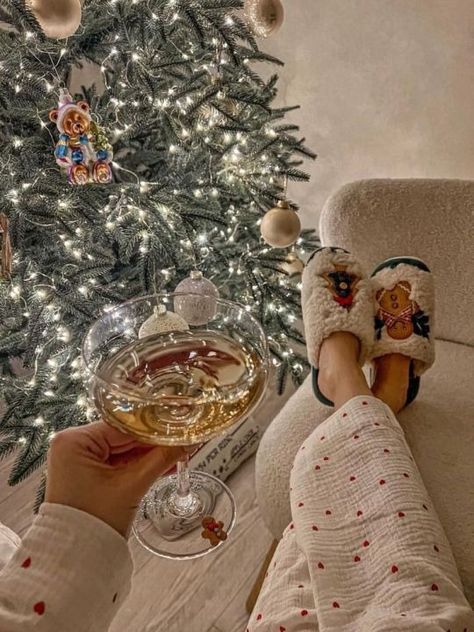 Tumblr Christmas Instagram Pictures, Christmas Posts, Traditional Christmas Ornaments, Christmas Dreaming, Christmas Scenery, Merry Christmas Ya Filthy Animal, Christmas Phone Wallpaper, Snow Trip, Christmas Interiors