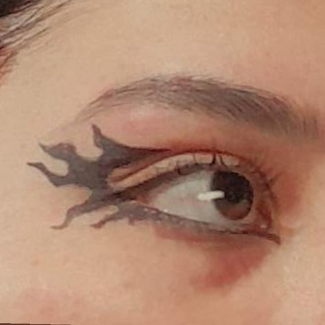 It's an style of eyeliner, I used black eyeliner and it reminds of fire, so I think we can call a black fire eyeliner .
The photo shows an brown eye open, and it's painted with an eyeliner just how I described before. Fire Eyeliner, Black Flame, Alternative Makeup, Black Fire, Golden Glow, Makeup Eyeliner, Makeup Art, Makeup Inspo, Eyeliner