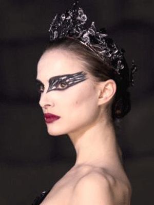 Google Image Result for http://www.seventeen.com/cm/seventeen/images/black-swan-ka.gif Black Swan Film, Black Swan Makeup, Natalie Portman Black Swan, Uk Icon, Black Swan Movie, Black Swan Costume, Halloween Make-up Looks, Halloween Costumes 2022, The Black Swan