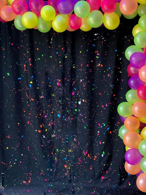 Neon Photo Backdrop Ideas, Neon Theme Prom Dresses, Glow Party Picture Backdrop, Glow In The Dark Background Party Ideas, Neon Photo Booth Ideas, Black Light Photo Backdrop, Neon Light Party Decoration, Diy Neon Backdrop, 80s Backdrop Diy