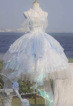 Jellyfish Quince, Jellyfish Inspired Dresses, Jellyfishcore Outfits, Jellyfish Themed Outfit, Jellyfish Prom Dress, Jellyfish Dress Fashion, Jellyfish Inspired Outfit, Water Themed Dress, Oceancore Outfit