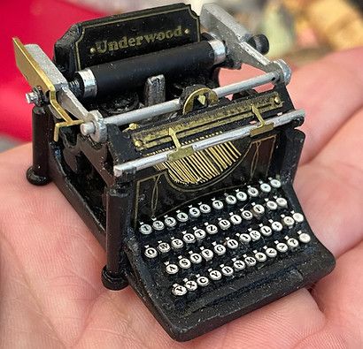 Underwood Typewriter, Vitrine Miniature, Tiny World, Miniature Houses, Miniature Crafts, Mini Things, Tiny Treasures, Cute Little Things, Miniature Furniture