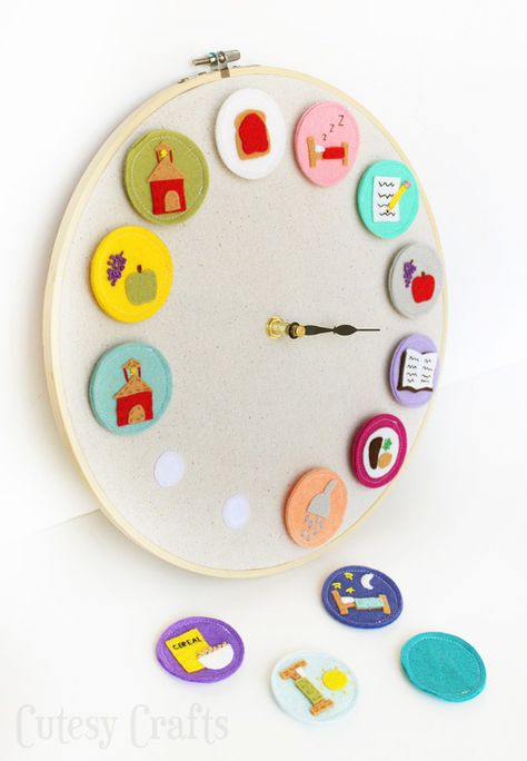 DIY Clock for Kids - Helps the kids know what activity is coming next during the day. Diy Clock For Kids, Clock For Kids, Trendy Sewing, Gift Printable, Diy Clock, Chore Chart, Mason Jar Crafts, Sewing Gifts, Dressing Gown