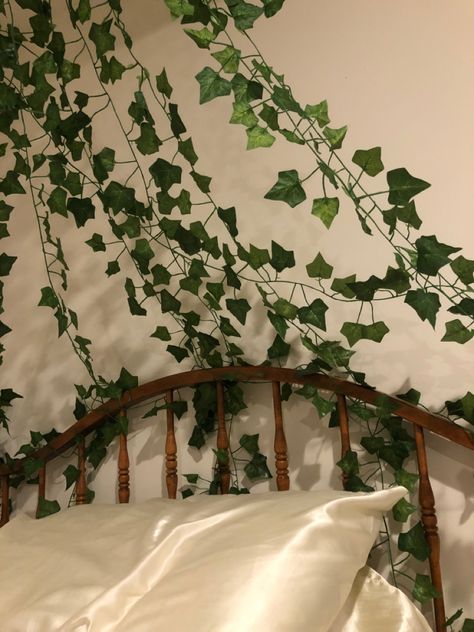 How To Decorate With Fake Vines, Fake Vines Decor Bedroom, Bedroom Coastal, Bedroom Bohemian, Storage Solutions Bedroom, Bedroom Traditional, Aesthetic Interior, Feminine Bedroom, Small Bedroom Ideas