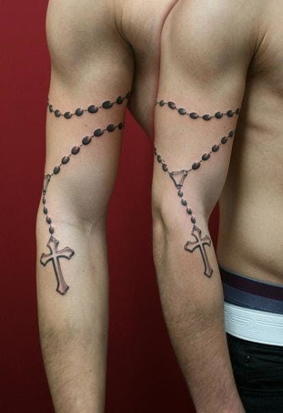 Rosary Tattoos, Rosary Bead Tattoo, Tato Salib, Catholic Tattoos, Rosary Tattoo, Bible Verse Tattoos, Tatuagem Masculina Pequena, Chain Tattoo, Verse Tattoos