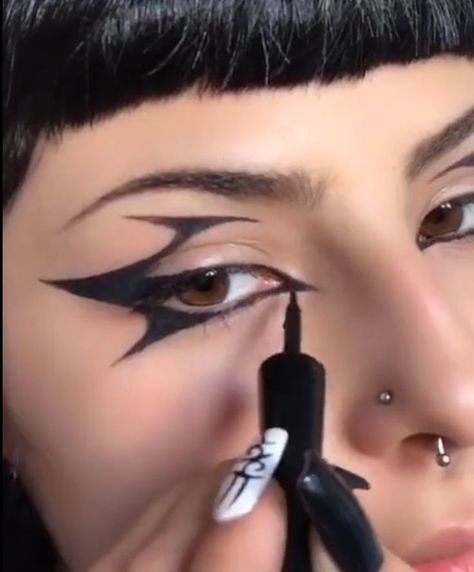 Graphic Eyeliner Ideas Goth, Goth Eyeliner Designs, Alt Liner, Alt Graphic Liner, Goth Liner, Graphic Eyeliner Goth, Goth Makeup Eyeliner, Goth Graphic Liner, Y2k Eyeliner