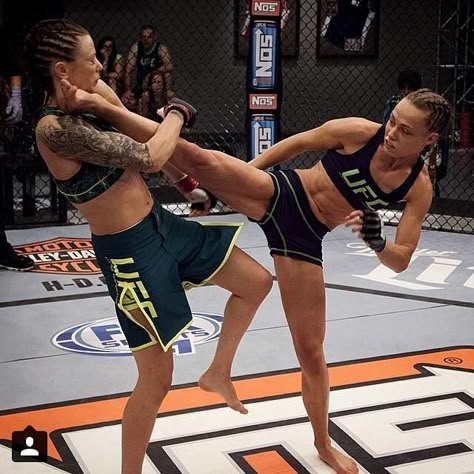 Female Mma Fighters, Muay Thai Martial Arts, Rose Namajunas, Mma Videos, Mma Girls, Fighter Girl, Ufc Fighter, Female Fighter, Martial Arts Workout