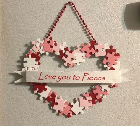 Cork Heart, Valentines Puzzles, Puzzle Piece Crafts, Saint Valentin Diy, Valentines Bricolage, Diy Valentine's Day Decorations, Diy Halloween Wreath, Love You To Pieces, Puzzle Crafts