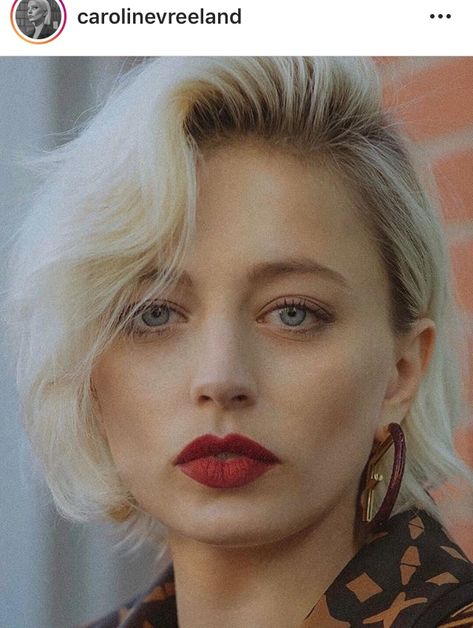 Caroline Vreeland blonde hair Colourpop Eyeshadow, Caroline Vreeland, Beauty Mark, Blonde Balayage, Balayage, Blonde Hair, Milan, Hair Makeup, Short Hair Styles