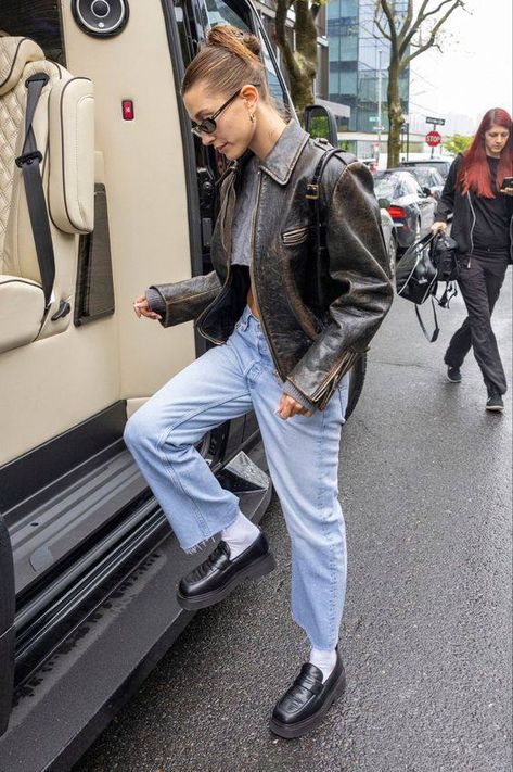 Vintage Biker Jacket Outfit, Hailey Bieber Blazer, Oversized Jacket Outfit, Leather Jacket Outfit Ideas, Brown Leather Jacket Outfit, Doctor Martens, Jacket Outfit Ideas, Leather Jacket Outfit, Outfit Looks