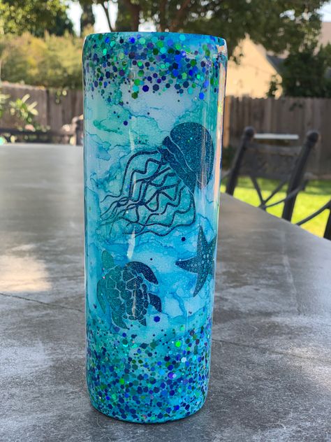 Ocean Glitter Tumbler, Sea Turtle Tumbler Cups, Sea Turtle Tumbler Cup Ideas, Mermaid Epoxy Tumbler, Dolphin Tumbler Ideas, Turtle Tumbler Ideas, Ocean Tumbler Ideas, Epoxy Tumbler Ideas, Snowglobe Tumblers