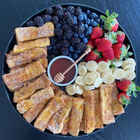 Cafe Plants, Breakfast Platter, Party Food Platters, Charcuterie Recipes, Fruit Platter, Food Platters, Charcuterie Boards, Cinnamon Sugar, Food Obsession