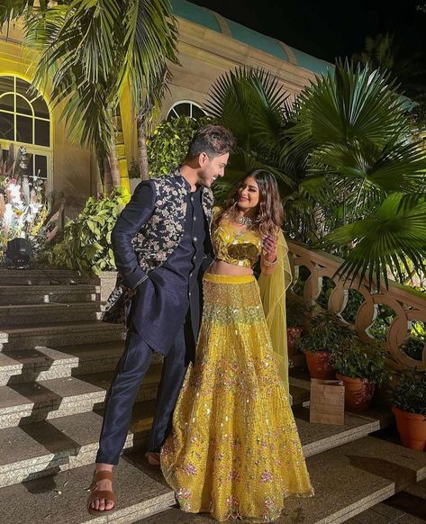 Brother Wedding Dress For Sister Indian, Mehendi Outfits For Bride, Sunny Chopra, Brother Sister Poses, Indian Wedding Dress Traditional, Boutique Style Dresses, Sister Poses, Mehendi Outfits, Bride Photoshoot