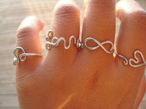 Bijoux fantaisie à faire soi-même en 20+ idées originales et faciles à imiter Diy Stuffies, Diy Wire Rings, Wire Diy, Handmade Jewlery, Hair Diy, Diy Jewlery, Beaded Jewlery, Jewelry Words, Hair Rings