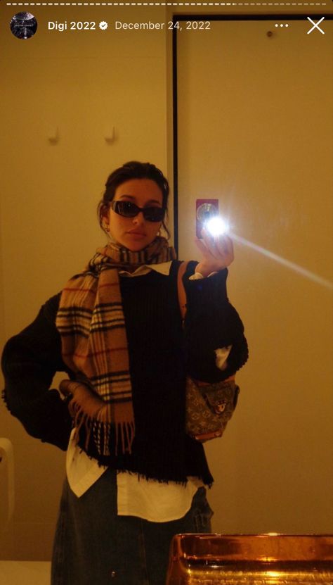 Camera Mirror Selfie, Pictures Of Cameras, Digital Mirror, Mirror Camera, Digital Pics, Bella Hadid Outfits, Scarf Outfit, Burberry Scarf, Camera Selfie