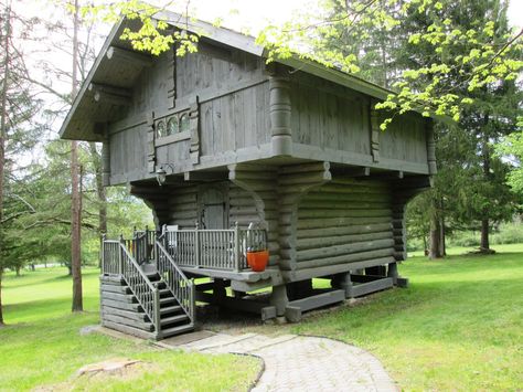 Did you know you can have the opportunity to stay in a Norwegian stabbur right here in the US, at the Inn at Solvang in Pennsylvania? Norwegian Cabin, Norwegian Architecture, Norwegian House, Lake Activities, Japanese Toilet, Log Wall, Storybook Homes, Unusual Homes, Brick Architecture