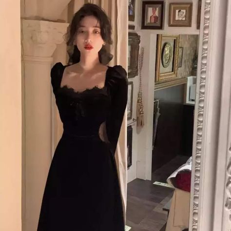 Casual Korean Fashion, Korean Fashion Elegant, Black Velvet Midi Dress, Vintage Lace Dress, Elegant Midi Dress, Velvet Dress Casual, Lace Dress Design, Elegant Midi Dresses, Velvet Midi Dress