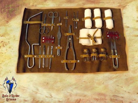 Beautiful Kit Larp by Castaneda, ideal for field medics or to complete your outfit by Castaneda. The kit consists of a series of tools, visible Medieval Medical Tools, Larp Props Diy, Medieval Medicine, Larp Diy, Field Medic, Dystopia Rising, Larp Props, Medicine Kit, Medical Kit