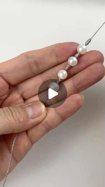 How To Make Necklaces With Beads, Pearls Jewelry Diy, Hand Knotted Pearls, Handmade Pearl Jewelry, Handcrafted Beaded Jewelry, Mens Beaded Necklaces, Pearl Accessories, Jewelry Knots, Handmade Jewelry Tutorials