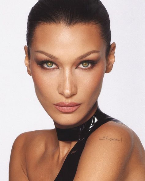 Bella 🦋 (@bellahadid) · Instagram 照片和视频 Hailey Rhode Baldwin, Fall Makeup Trend, Charlotte Tilbury Makeup, Latest Makeup Trends, Jeremy Allen White, Liquid Highlighter, Latest Makeup, Gisele Bundchen, Model Face